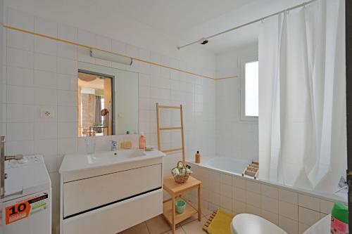 une salle de bain avec un lavabo, une baignoire et des toilettes dans l'établissement Le Provençal - HYPER CENTRE - WIFI, à Avignon