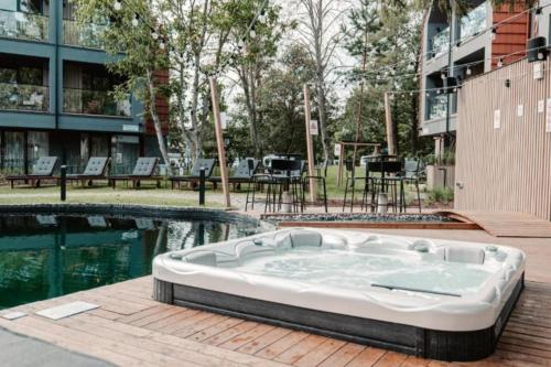 Bazén v ubytování Pine Paradise Palanga-Hill Garden Residence nebo v jeho okolí