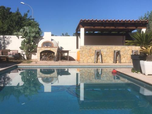 une piscine devant une maison dans l'établissement Villa U Paese, à Sanary-sur-Mer