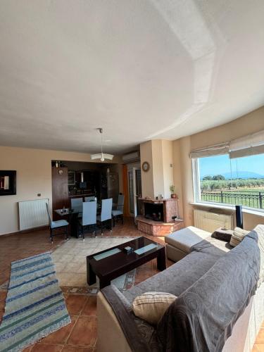 a living room with a couch and a table at Bella Vista in Dhíkella