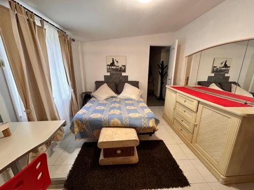 une chambre avec un lit, une coiffeuse et un miroir dans l'établissement Appartement 3 chambres à Aigues-Mortes, à Aigues-Mortes