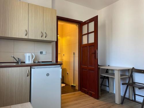 Dapur atau dapur kecil di Pokoje gościnne przy plaży