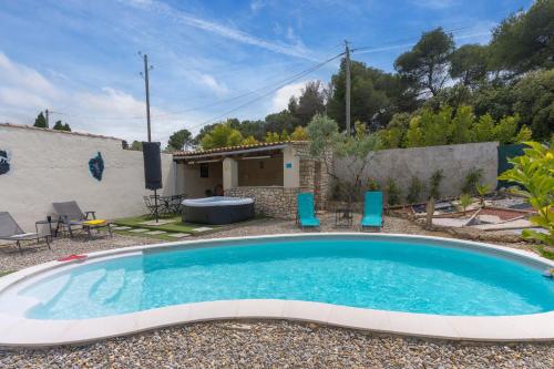 une piscine dans la cour d'une maison dans l'établissement Mas Provençal, à Saint-Rémy-de-Provence