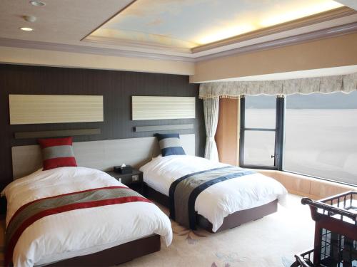 Una cama o camas en una habitación de New Akan Hotel