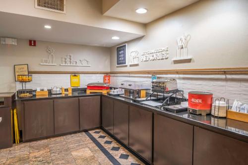 Kuchyň nebo kuchyňský kout v ubytování Hampton Inn St Augustine US1 North