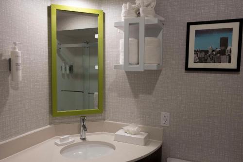 Ένα μπάνιο στο Hampton Inn Kent/Akron Area