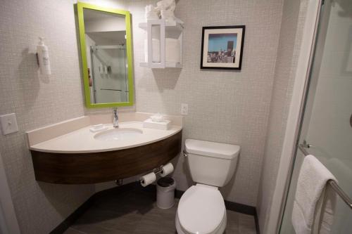 Ένα μπάνιο στο Hampton Inn Kent/Akron Area