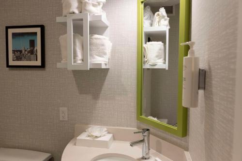 Ένα μπάνιο στο Hampton Inn Kent/Akron Area