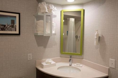 Ένα μπάνιο στο Hampton Inn Kent/Akron Area