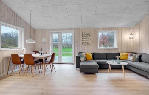 Posezení v ubytování Amazing Home In Farsø With Wifi