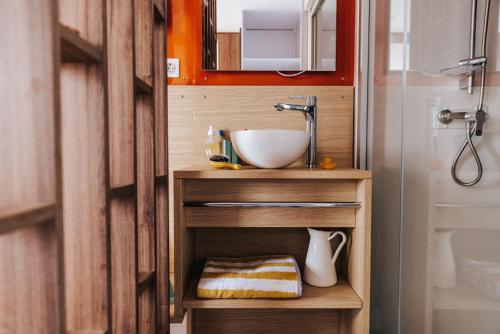 une salle de bain avec un lavabo et un miroir dans l'établissement Camping Liberté Landrellec, à Pleumeur-Bodou