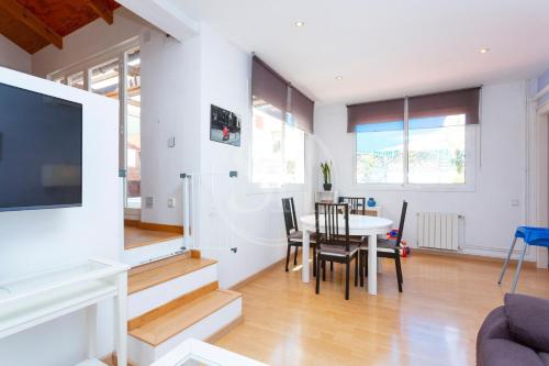 Stylish Apartment with Terrace in Poble Sec near Montjuïc
