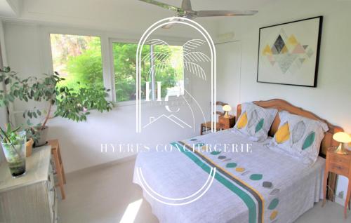 une chambre avec un lit à baldaquin dans l'établissement Cosy T3 rénové Clim Parking Hyères Plage 10 min By HC, à Hyères