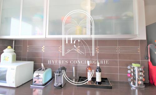 - une cuisine avec un comptoir et un évier dans l'établissement Cosy T3 rénové Clim Parking Hyères Plage 10 min By HC, à Hyères