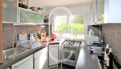 une cuisine avec un évier et une cuisinière four supérieur dans l'établissement Cosy T3 rénové Clim Parking Hyères Plage 10 min By HC, à Hyères