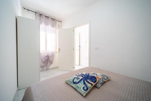 a bedroom with a bed with two pillows on it at Appartamento Fronte Mare in Marina di Strongoli