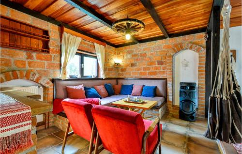 a living room with a couch and a table at Beautiful Home In Imbriovec Jalzabetski in Imbrijovec Jalžabetski