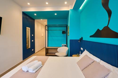 Schlafzimmer mit einem Bett mit blauem Akzent in der Unterkunft La Marina in Neapel