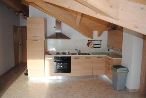 una cucina con armadi in legno e piano cottura. di Appartamento Centro Storico a Bormio