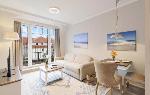 un salon avec un canapé et une table dans l'établissement Baltischer Hof Apartment 61, à Boltenhagen