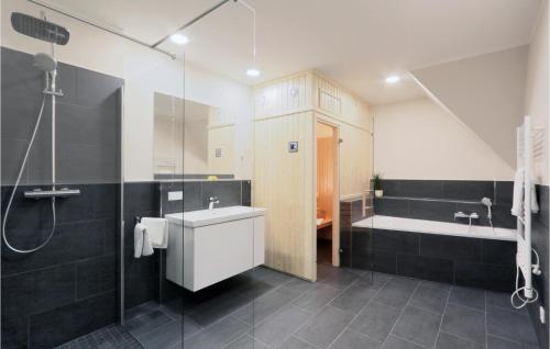 une salle de bain avec une douche, un lavabo et une baignoire dans l'établissement Baltischer Hof Apartment 61, à Boltenhagen
