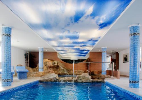 Πισίνα στο ή κοντά στο Hotel Capricho