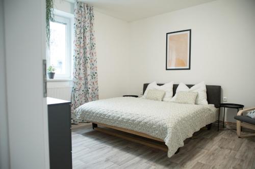 sypialnia z łóżkiem i oknem w obiekcie Apartmány paní poštmistrové w mieście Loučná nad Desnou