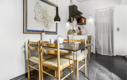 レネにある1 Bedroom Gorgeous Apartment In Rønneの黒いテーブルと椅子のあるダイニングルーム