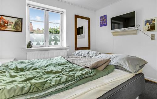 1 Bedroom Gorgeous Apartment In Rønneにあるベッド