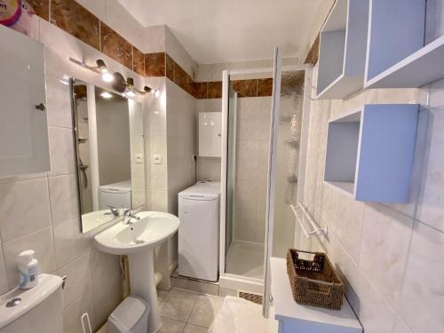 une salle de bain avec un lavabo, des toilettes et une douche dans l'établissement Appartement T2 Cabine - Parking - Piscine - 6 Personnes - FR-1-795-4, à Fleury