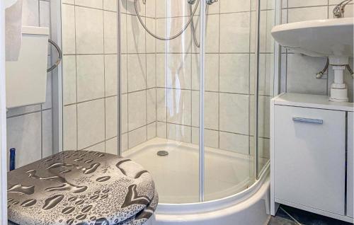 Ένα μπάνιο στο Nice Home In Warmenhuizen With Wifi