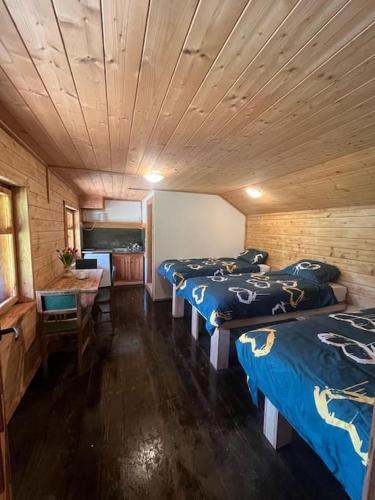 Ένα ή περισσότερα κρεβάτια σε δωμάτιο στο 'Kanciapa 7 Światów'