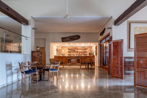 a dining room with a table and chairs at Parador de Melilla in Melilla