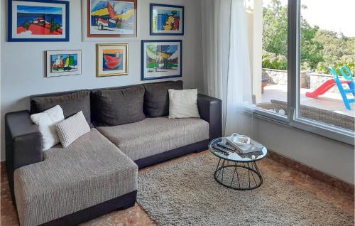 Posezení v ubytování Three-Bedroom Holiday Home In Crkvice