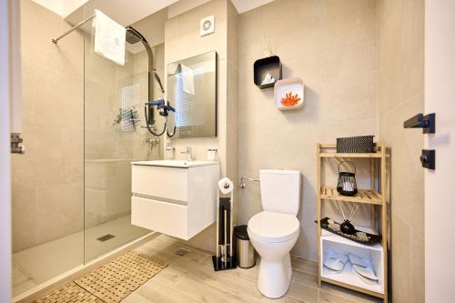 Ένα μπάνιο στο Alma Apartment in Infinity Beach Resort - parking
