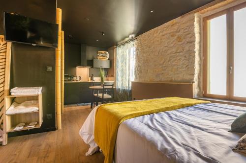 une chambre avec un grand lit et une cuisine dans l'établissement La Jungle Room ~ Balnéo ~ Climatisation, à Narbonne