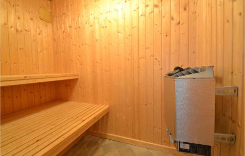 a sauna with a trash can in the corner at Holiday Home Nybyvej Fanø Vi in Fanø