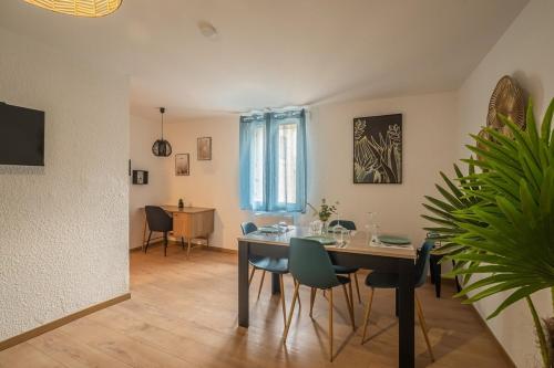une salle à manger avec une table et des chaises dans l'établissement OIQIA • Solis • Azur, à Narbonne