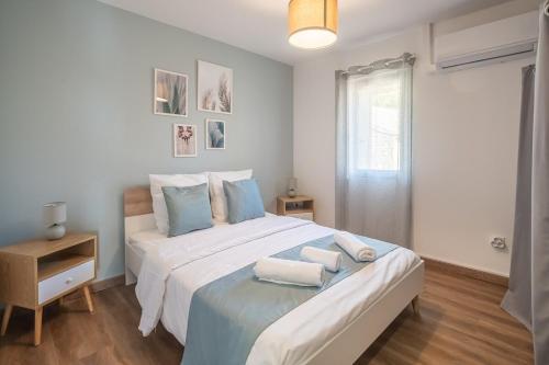 une chambre avec un grand lit avec des serviettes dessus dans l'établissement OIQIA • Solis • Opaline, à Narbonne