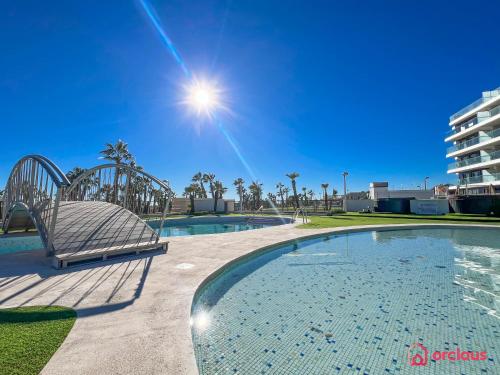 einen Pool mit einem Stuhl neben einem Gebäude in der Unterkunft Secreto Mediterráneo in Cabanes