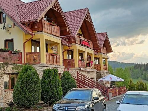 a building with cars parked in front of it at Pensjonat Zielone Wzgórze w Bolesławowie in Stronie Śląskie