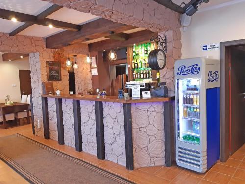 a bar in a restaurant with a soda machine at Pensjonat Zielone Wzgórze w Bolesławowie in Stronie Śląskie