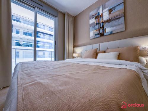 ein Schlafzimmer mit einem großen Bett mit einem großen Fenster in der Unterkunft Secreto Mediterráneo in Cabanes