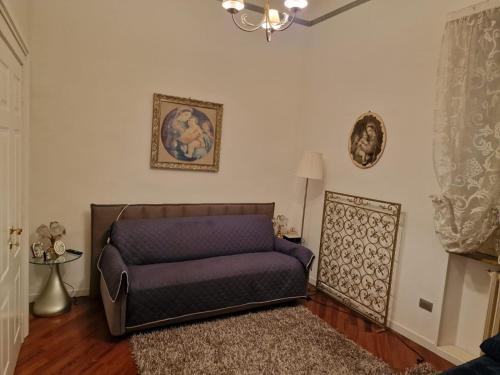 a living room with a couch and a rug at Appartamenti INCORONATA in Lodi