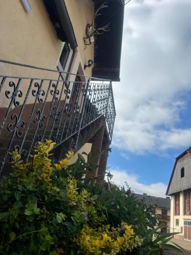 a balcony on the side of a building with flowers at Möschbauer apartments Nähe Red Bull Ring in Sankt Marein bei Knittelfeld