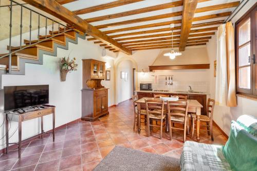 una cucina e un soggiorno con tavolo e sedie di Casa Vacanze con piscina a San Gimignano a San Gimignano