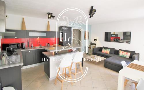 Il comprend une cuisine et un salon avec un grand miroir. dans l'établissement Côté Port T3 Clim pk Wifi Plage By HC, à Hyères