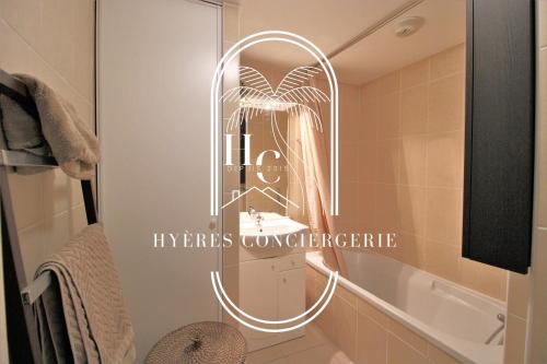 La salle de bains est pourvue d'un miroir et d'une baignoire. dans l'établissement Côté Port T3 Clim pk Wifi Plage By HC, à Hyères