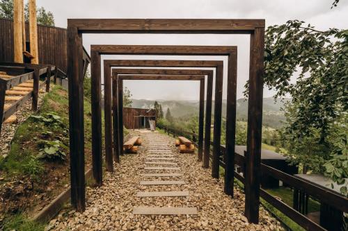 a walkway with a wooden frame on a hill at Mandra Morion in Ogrody
