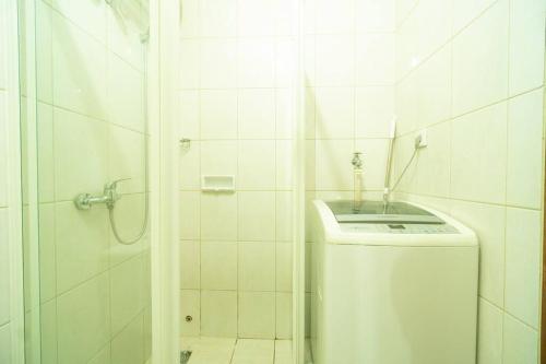 ジャカルタにあるstudio in central Jakarta, SCBD, Thamrin executiveのシャワーとトイレ付きの白いバスルーム